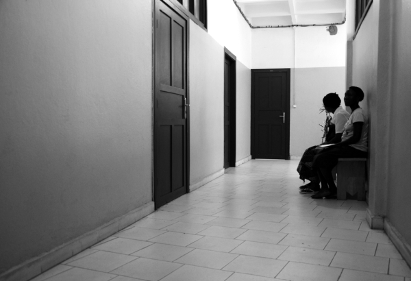 No Hospital Geral de Bangui, MSF inaugurou, no início de julho de 2014, o serviço médico e psicológico para vítimas de violência sexual. Em pouco mais de um mês, a equipe atendeu 75 pacientes homens, mulheres e crianças.© Aurelie Baumel/MSF
