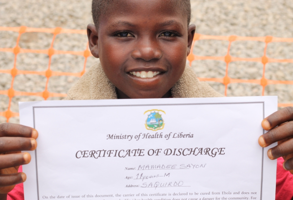 Mamadee, 11 anos, foi admitido ao centro de tratamento de Ebola em Foya, na Libéria, no dia 15 de agosto. Ele testou positivo para o Ebola, mas se recuperou, e teve alta no dia 4 de setembro. . Ninguém diria que Mamadee estava infectado com o vírus mortal. (Foto: Martin Zinggl/MSF)