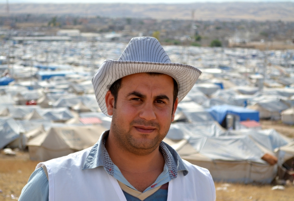 Shihab, 30 anos, está trabalhando como agente de saúde comunitária com MSF no campo de Kawargosk. Ele próprio é um refugiado sírio curdo e está no acampamento desde sua inauguração, em agosto de 2013. Originalmente de Derek, ele trabalhou como jornalista e diretor de teatro em Damasco antes de deixar a Síria.