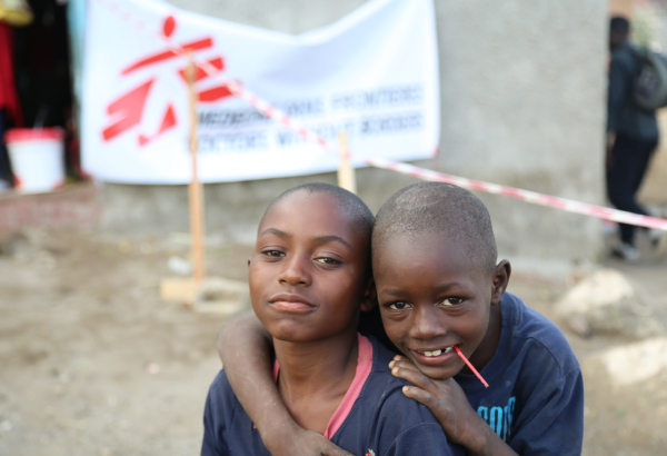 Dois meninos que foram vacinados na saída da igreja Graça, um dos 15 locais usados por MSF no distrito de Kanyama durante uma campanha de vacinação massiva contra a cólera em Lusaka.