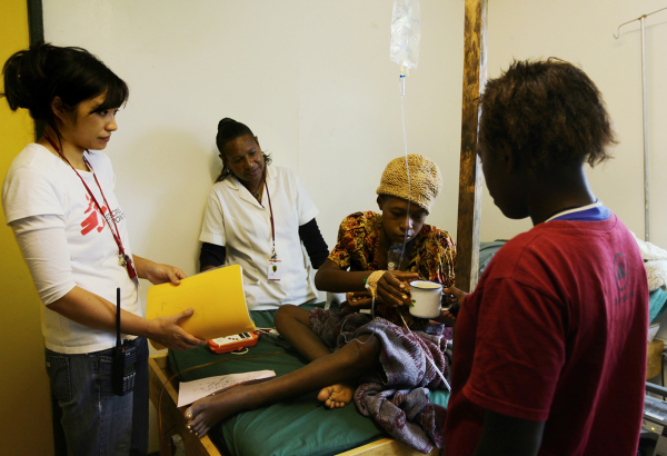 Médicos Sem Fronteiras administra o Centro de Apoio à Família em Tari, na Papua Nova Guiné, que oferece suporte médico e psicológico integrado para mulheres, crianças e homens que sofrem violência familiar e sexual. De 2009 até o meio de 2014, MSF tratou mais de 5 mil pacientes nesse projeto. Quando eles chegam ao local, uma enfermeira os atende e decide se precisam de cirurgia ou de cuidados médicos imediatos, ou se devem receber apoio psicológico antes.