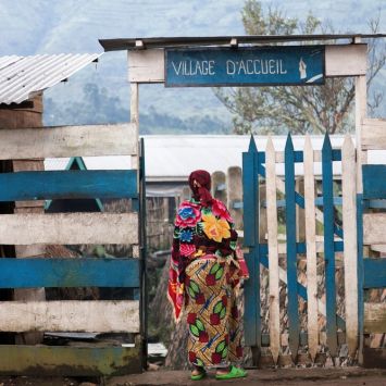 A entrada para o “Village des Mamans” (“Vilarejo das Mulheres”, em tradução literal do francês), no complexo do hospital de Masisi. O local abriga até 70 mulheres com gravidez de alto risco, avaliadas pela equipe da maternidade como partos potencialmente complexos.