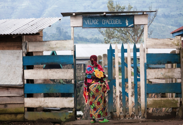 A entrada para o “Village des Mamans” (“Vilarejo das Mulheres”, em tradução literal do francês), no complexo do hospital de Masisi. O local abriga até 70 mulheres com gravidez de alto risco, avaliadas pela equipe da maternidade como partos potencialmente complexos.