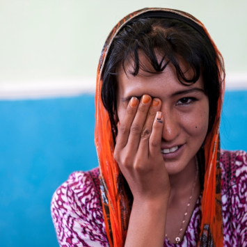 Uma paciente de 16 anos de idade com tuberculose ultrarresistente (TB-XDR) no Tadjiquistão perdeu a visão em um dos olhos – efeito colateral do tratamento de dois anos que envolve a ingestão de medicamentos tóxicos (cerca de 14 mil comprimidos) e tem apenas 22% de taxa de cura. Dados recentes indicam que, em algumas regiões, a tuberculose resistente a medicamentos (TB-DR) está sendo transmitida de pessoa para pessoa cada vez mais. (Foto: Wendy Marijnissen)